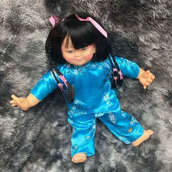 Vintage 1986 Asian Doll All Original
Very Rare Goodwell Blue Outfit
Cloth Body - Picture 11 of 16